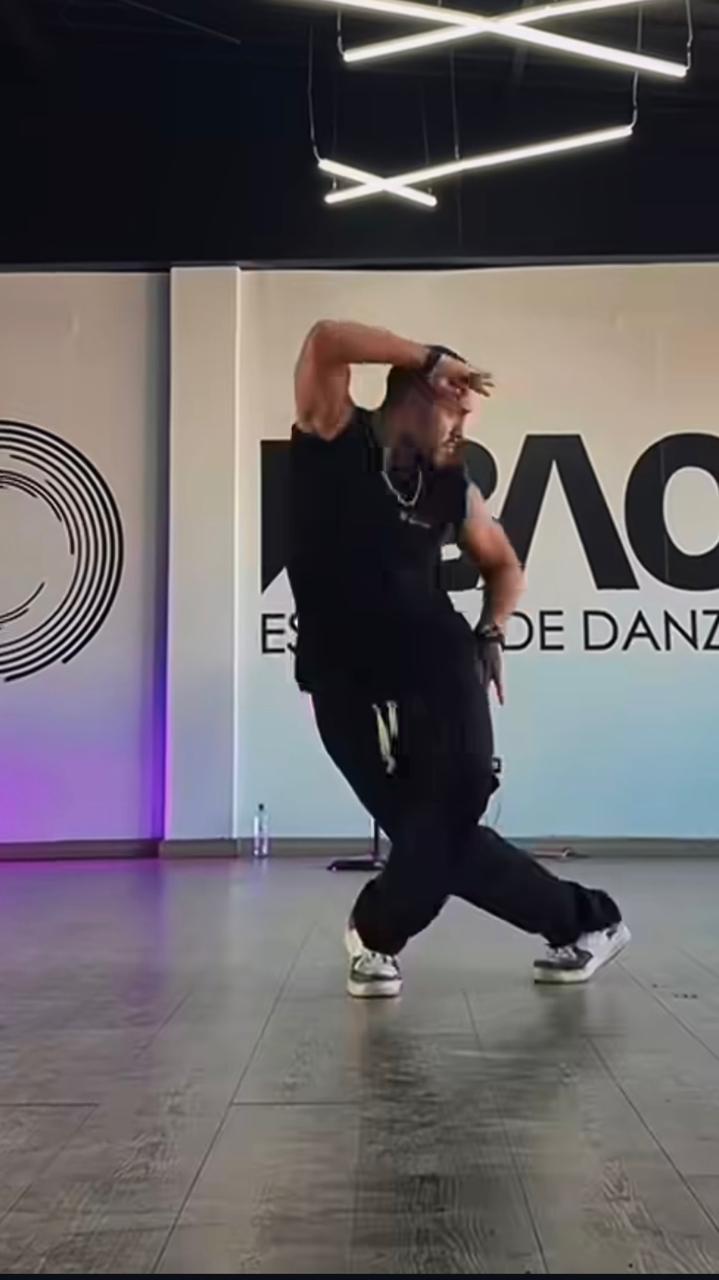 Pedro bailando con iluminación violeta
