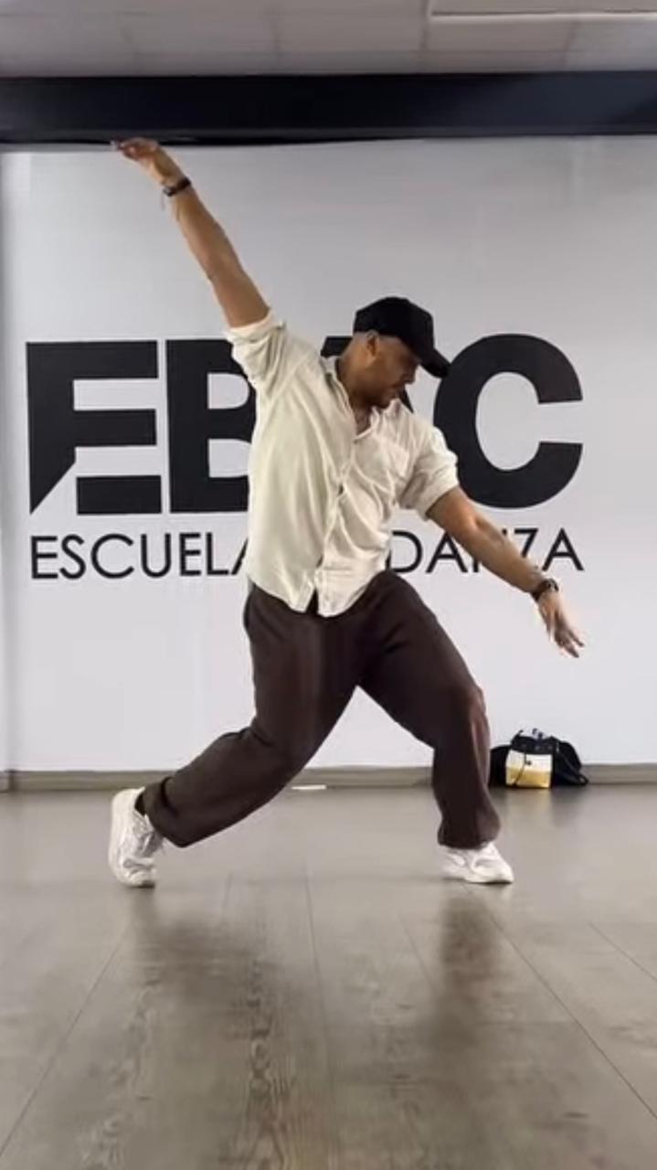 Pedro bailando vestido de blanco y pantalón marrón