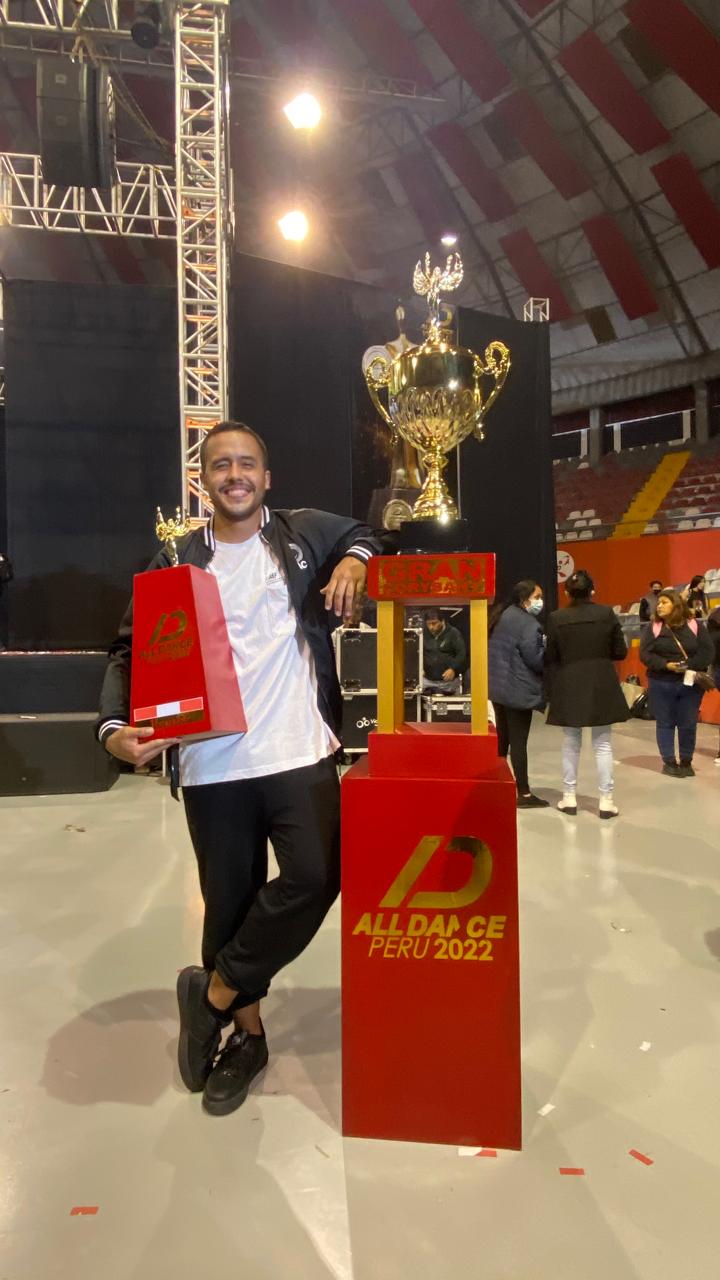 Pedro junto al gran trofeo de All Dance Perú 2022